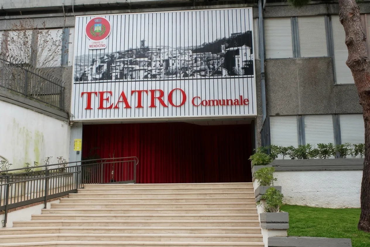 L'ingresso del Teatro Comunale di Mendicino: la scalinata e l'insegna rossa sulla facciata